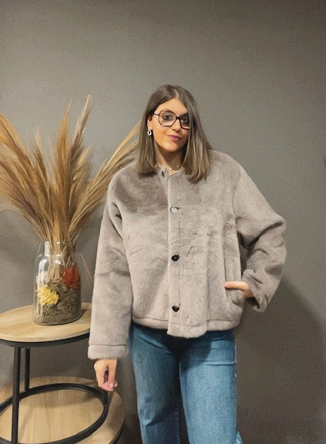 Veste gris clair en fausse fourrure douce