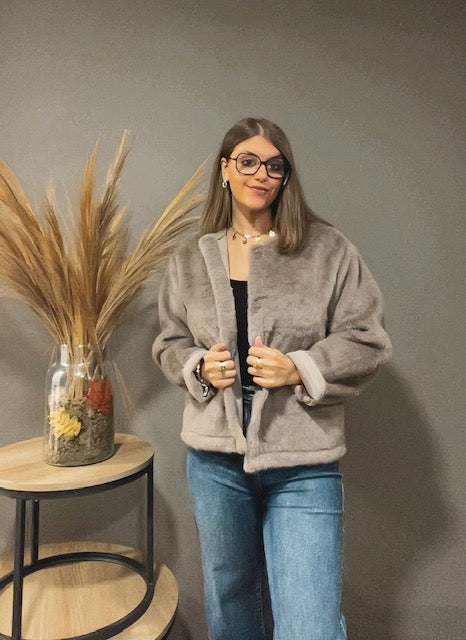 Veste gris clair en fausse fourrure douce